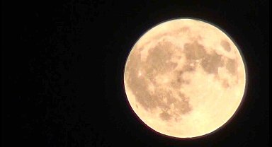 Kars'ta şekilden şekle giren dolunay göz kamaştırdı