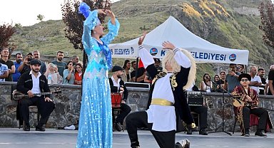 Kars'ta Türk Dünyası'nda esintinler gösterisi yoğun ilgi gördü