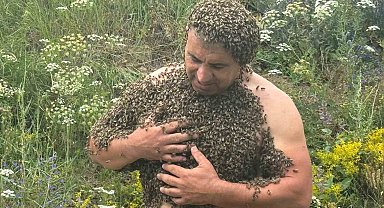 Karslı 'Arı Adam', binlerce arıyla savaşlara dikkat çekti