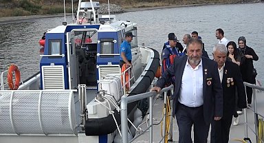 Kıbrıs gazilerine deniz polislerden jest