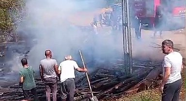 Kış için toplanan odunlar, yangında küle döndü