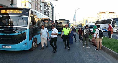 Kontrolden çıkan araç onlarca yolcunun bulunduğu otobüse çarptı
