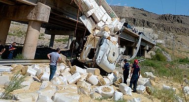 Kontrolden çıkan tır uçuruma yuvarlandı: 1 ölü