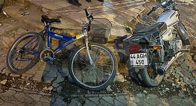 Malatya'da bisiklet ile motosiklet çarpıştı: 2 yaralı