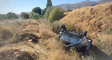 Malatya'da otomobil şarampole devrildi