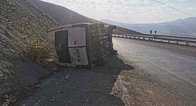 Minibüs yan yattı: 2 yaralı