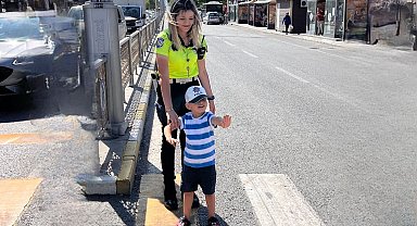Minik trafikçinin hayali polis olmak