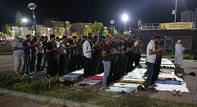 Muş'ta vatandaşlar Filistin için namaz kılıp dua etti