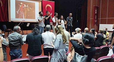 Müzisyen Umut Gündüz eşiyle birlikte Varto'da üç dilli konserini verdi