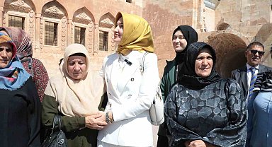 Okuma yazma öğrenen anneler, Ağrı'da tarihi mekanları gezdi