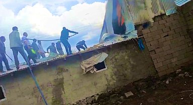 Özalp'te yıldırım düşmesi sonucu yangın çıktı