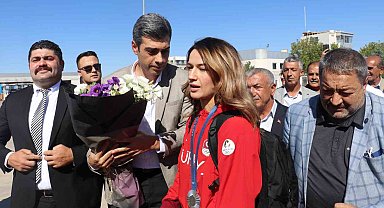 Paris Olimpiyatları'ndan başarı ile dönen milli boksör Hatice Akbaş'a coşkulu karşılama