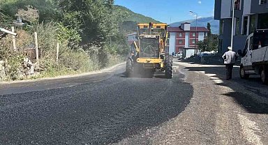 Posof'ta bozulan yollar asfaltlanıyor