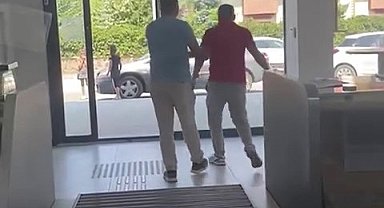 PTT şubesindeki vatandaşın öfkesi kamerada