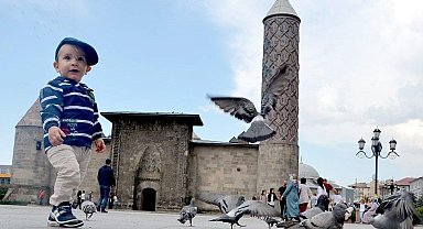 "Sıcak havalarda bol, hafif ve açık renkli giyinin"