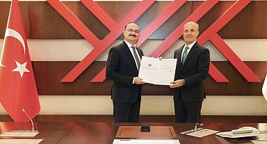 Rektör Prof. Dr. Ahmet Hacımüftüoğlu mazbatasını aldı