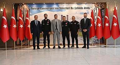 Sabri Sarıoğlu'ndan Vali Çiftçi'ye milli takım forması