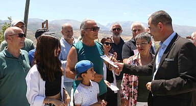 Sağlık ekipleri köylerde keneye karşı vatandaşları bilgilendiriyor