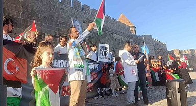 Sağlıkçıların Erzurum'daki sessiz yürüyüşü sürüyor