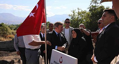 Şehit mezarına bayrak asma töreni düzenlendi