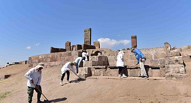 Tarihi mezarlıkta Birinci Dünya Savaşı'nda oluşan tahribatın izleri siliniyor