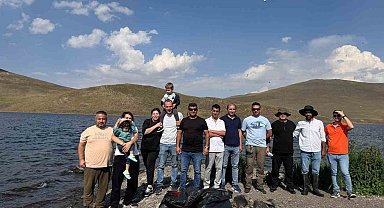 Taşlıçay Balık Gölü adasında kuşlar için temizlik seferberliği