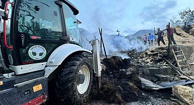 Tortum'da yangın paniği: 2 ev, 1 samanlık, 1 ahır küle döndü