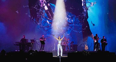 Tuğba Yurt Erzurum'da sahne aldı