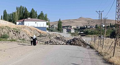 Üç parselinden geçen yolu kapattı