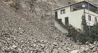 Uzundere'de heyelan önleme çalışmaları, ev ve iş yerlerinde hasara yol açtı