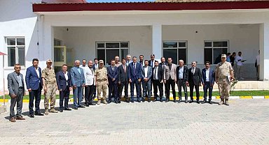 Vali Çelik, Yüksekova'da muhtarların sorunlarını dinledi