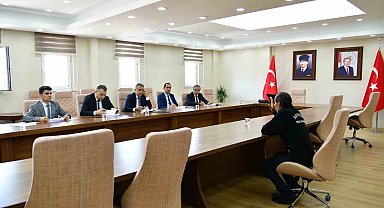 Vali Çiçek, halk gününde talepleri dinledi