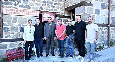 Vali Çiftçi, karikatür evinde