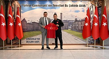 Vali Çiftçi'ye milli takım forması hediye etti