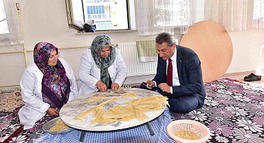 Vali kadınlarla birlikte erişte kesti