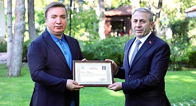 Validen Kurt müdüre başarı belgesi