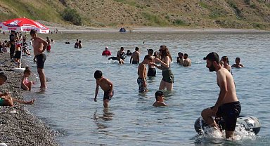 Van Gölü mavi bayraklı plajıyla tatilcileri ağırlıyor