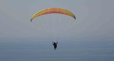 Van Gölü sahilinde yamaç paraşütü yarışması nefes kesti
