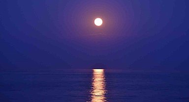 Van Gölü üzerinde yükselen Süper Mavi Ay görsel şölen oluşturdu