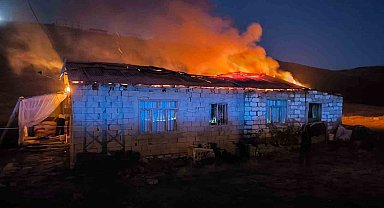 Van'da çatı yangını