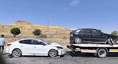 Van'da iki otomobil kavşakta çarpıştı: 2 yaralı