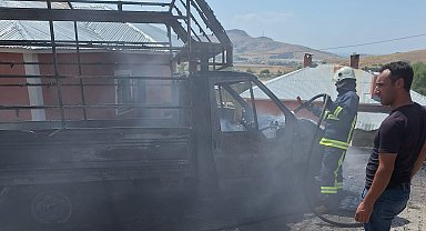 Van'da park halindeki kamyonet yandı