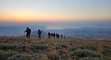 Vangölü Aktivistleri Derneği üyeleri Süphan Dağı'na tırmandı