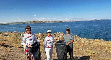 Vangölü Aktivistleri Derneği üyeleri Tatvan sahilinde çöp topladı