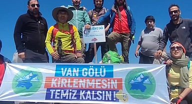 Vanlı 12 doğasever Reşko Zirvesi'ne tırmandı: "Van Gölü temiz kalsın kirlenmesin" pankartı açtılar