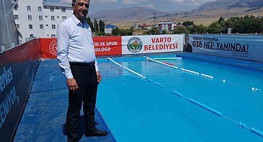 Varto'da Kur'an kurslarına giden öğrencilere yüzme eğitimi