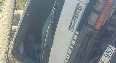 Virajı alamayan kamyon elektrik direğine çarparak devrildi: 1 yaralı