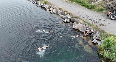 Yaz sıcağında serinlemek isteyenler soluğu Karasu Çayı'nda alıyorlar