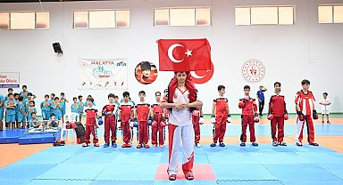 Yeşilyurt Yaz Spor Okulları'nda bin 937 sporcuya eğitim verildi