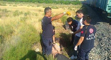 Yük treni çapa motoruna çarptı, anne ve 2 çocuğu hayatını kaybetti